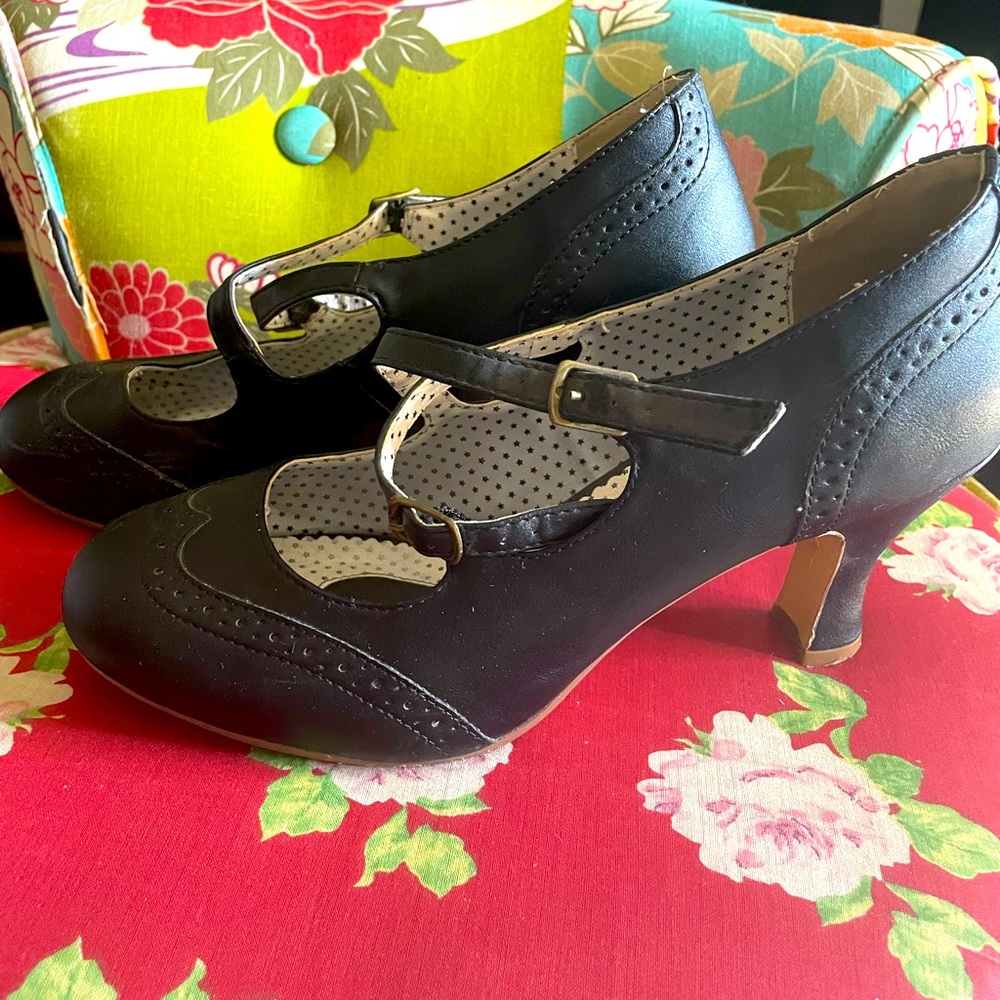 Size 9 US Black PinUp Couture Women’s Dress Pump